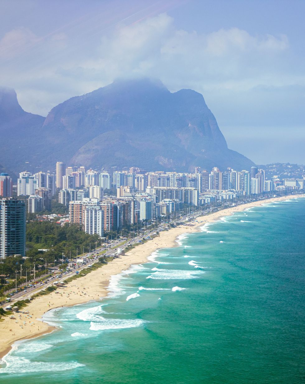 Praia da Barra da Tijuca e a Pedra da Gávea, Rio de Janeiro