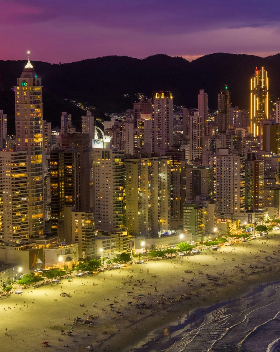 Skyline de Balneário Camboriú ao anoitecer, Santa Catarina