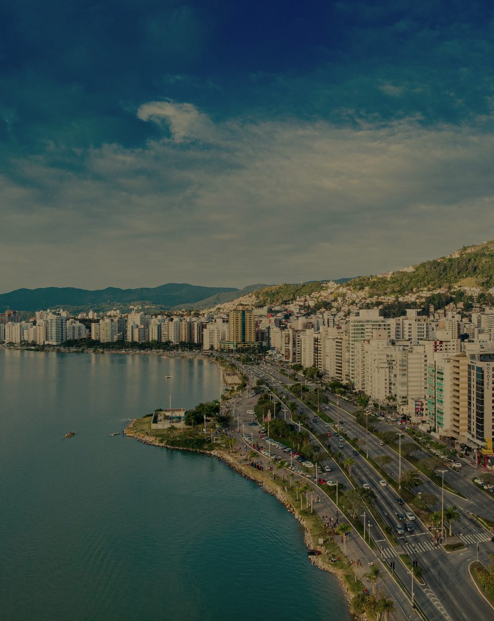 Avenida Beira-Mar Norte e a baía de Florianópolis, Santa Catarina