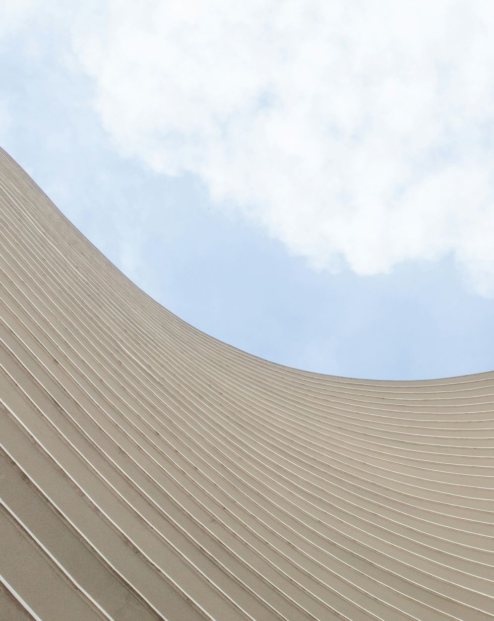 Detalhe de fachada curva, arquitetura moderna brasileira