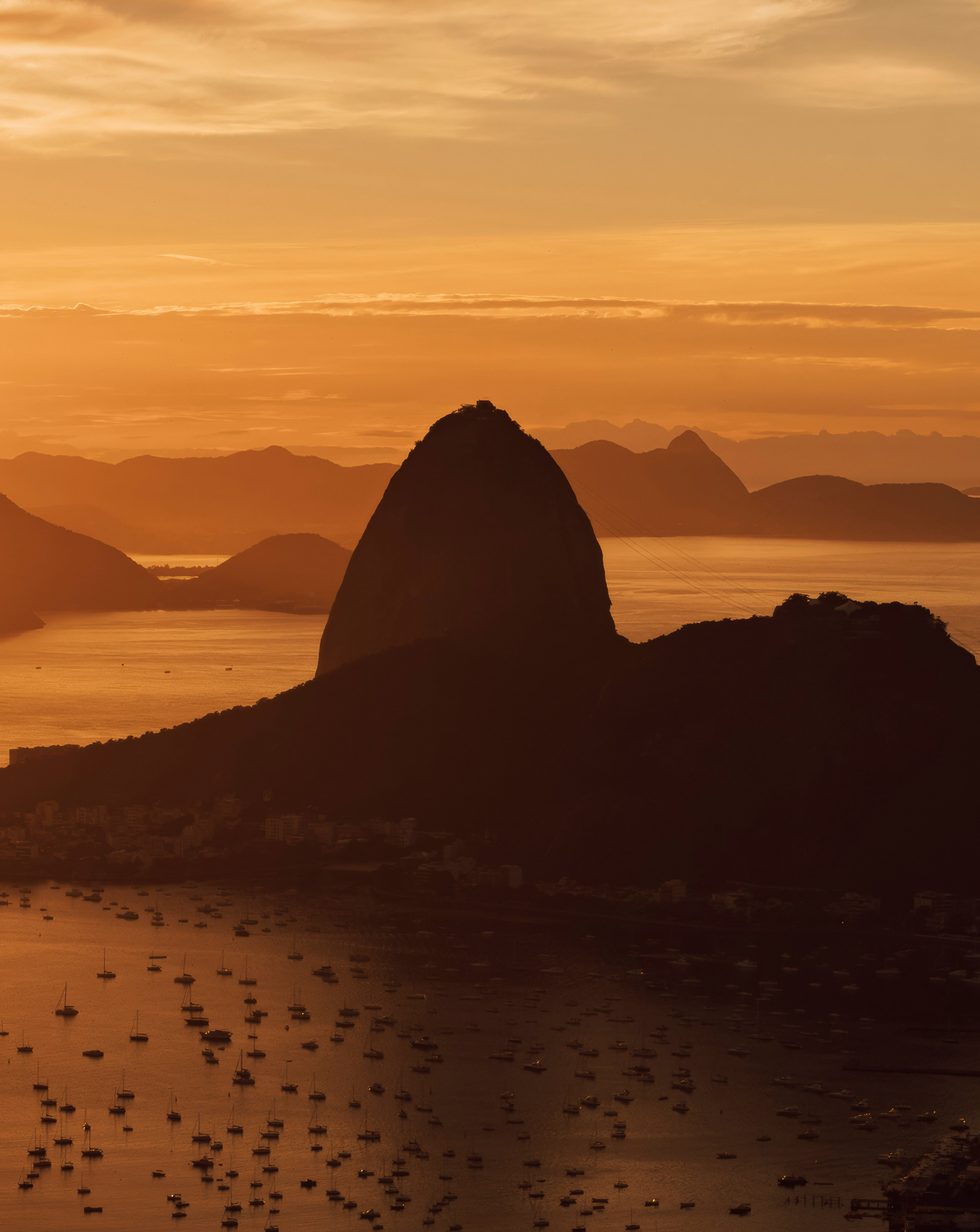 Pão de Açúcar ao amanhecer sobre a Baía de Guanabara, Rio de Janeiro