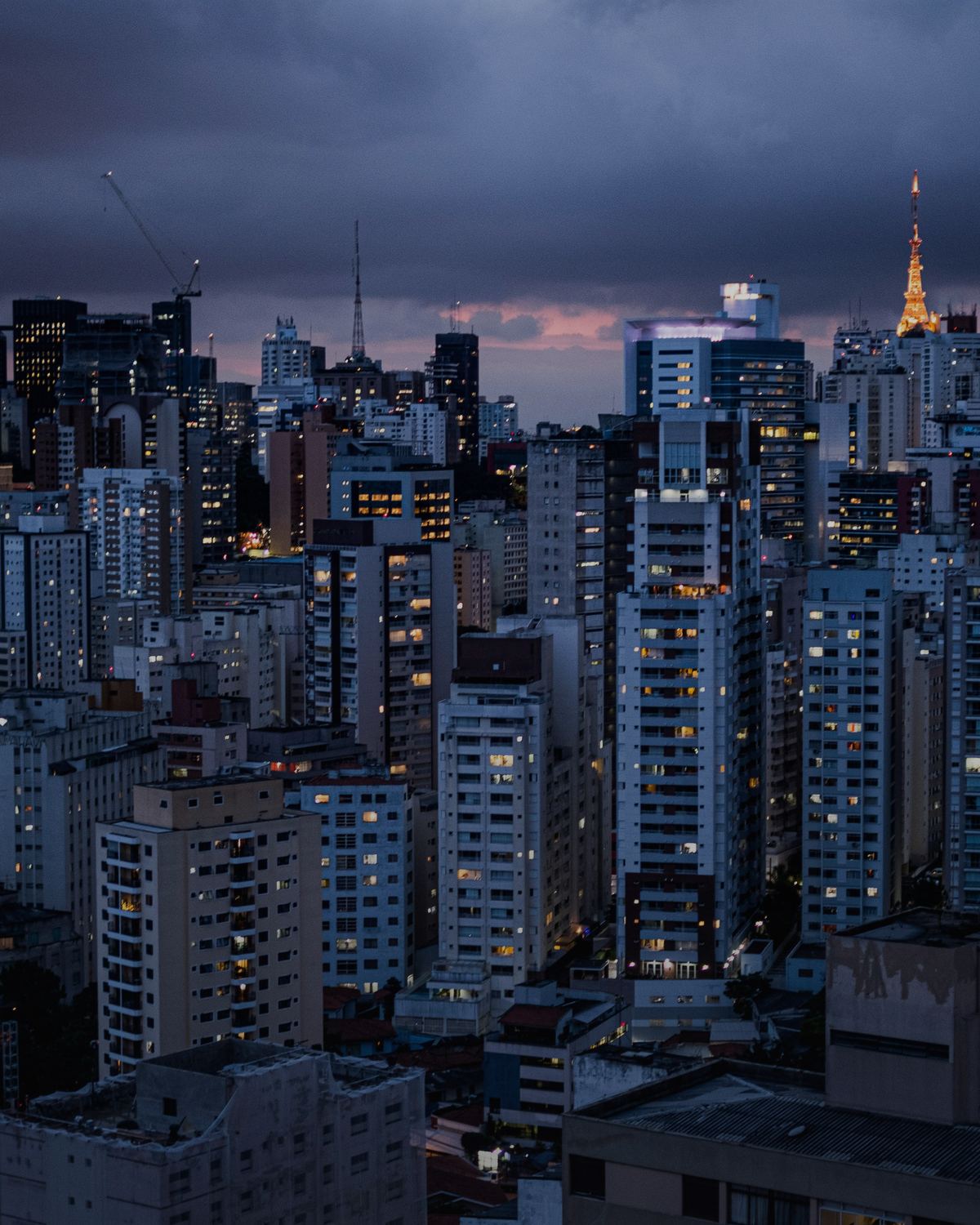 Vista aerea do horizonte de Sao Paulo ao anoitecer